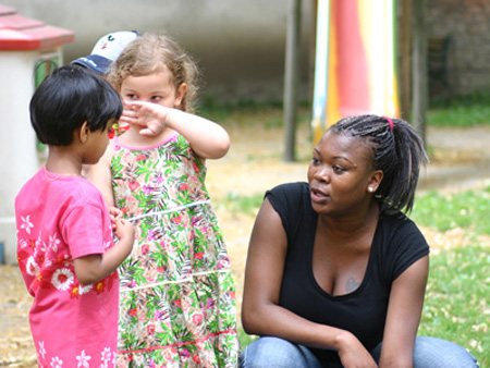 Kinder im Garten